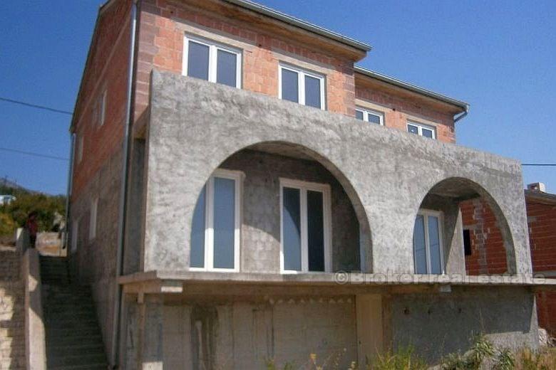 Maison / villa inachevée, avec vue sur la mer
