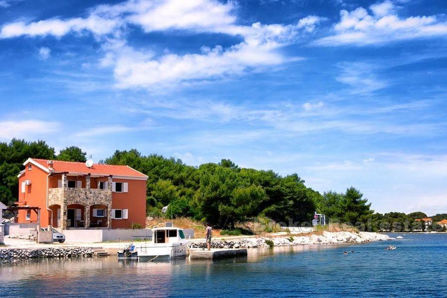 Maison neuve, première rangée à la mer, à vendre
