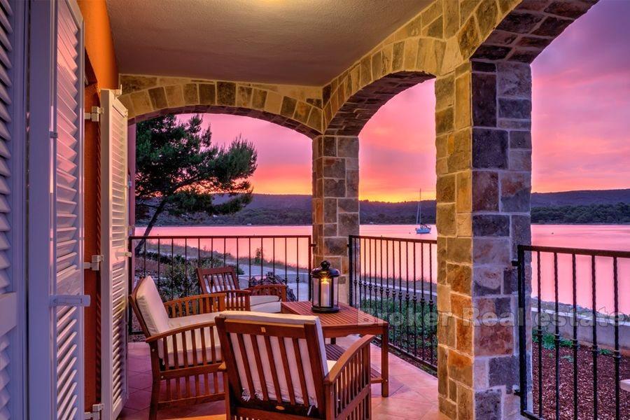 Maison neuve, première rangée à la mer, à vendre