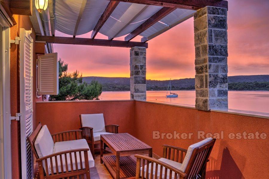 Nybygd hus, første rad til sjøen, til salgs