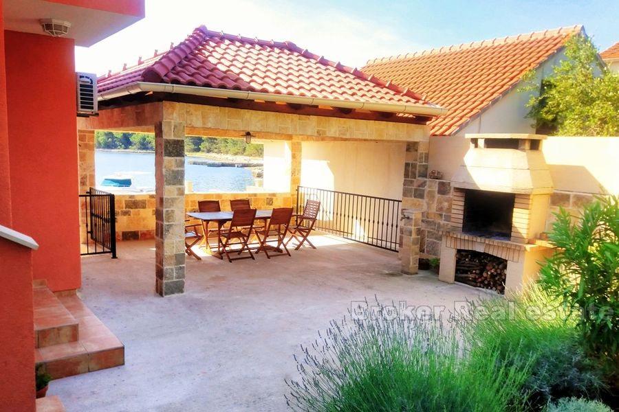 Maison neuve, première rangée à la mer, à vendre