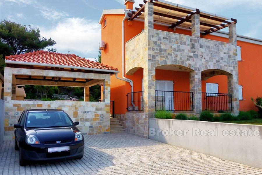 Maison neuve, première rangée à la mer, à vendre