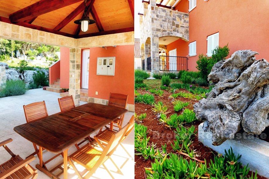 Maison neuve, première rangée à la mer, à vendre