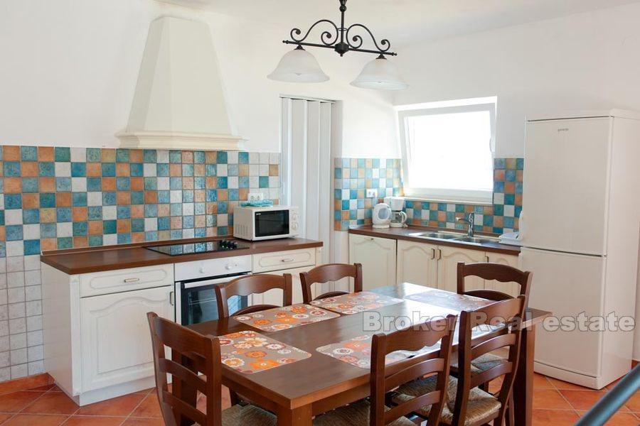 Maison neuve, première rangée à la mer, à vendre