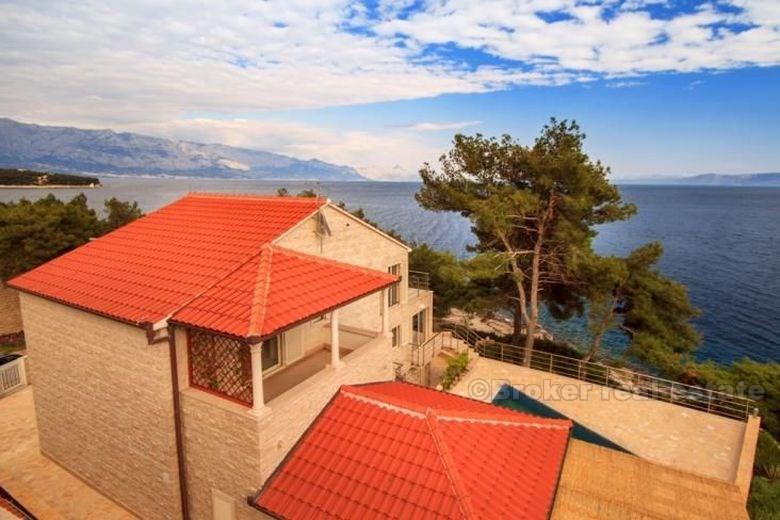 Luxury villa with swimming pool, first row to the sea