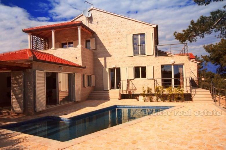 Luxury villa with swimming pool, first row to the sea