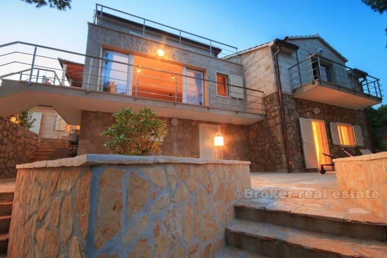 Luxury villa with swimming pool, first row to the sea