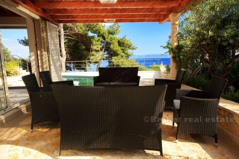 Luxury villa with swimming pool, first row to the sea