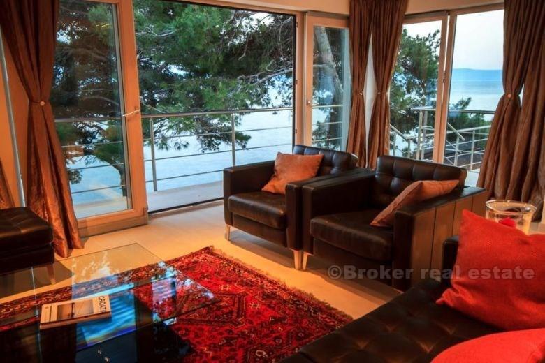 Luxury villa with swimming pool, first row to the sea