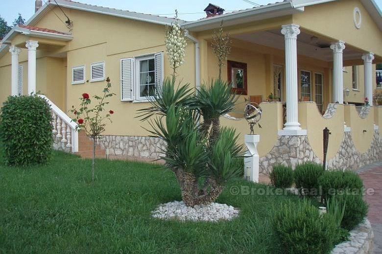Belle villa, construite dans le style romain