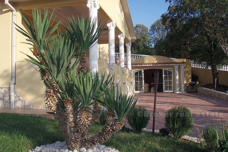 Schöne Villa, im römischen Stil gebaut