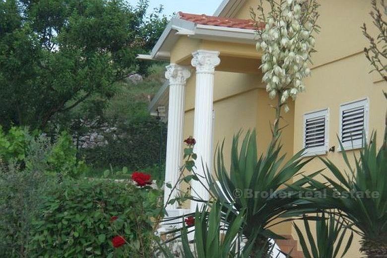 Vacker villa, byggd i romersk stil