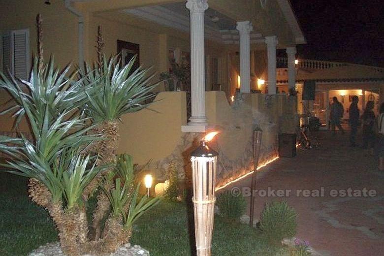 Schöne Villa, im römischen Stil gebaut