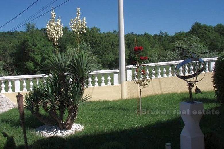 Vacker villa, byggd i romersk stil