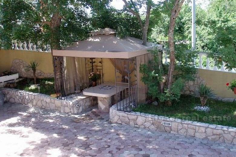 Prekrasna vila, izgrađena u rimskom stilu