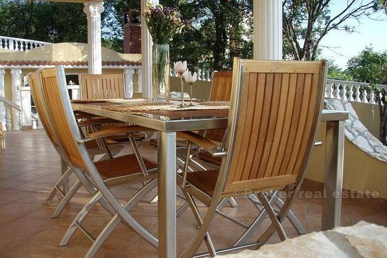 Schöne Villa, im römischen Stil gebaut