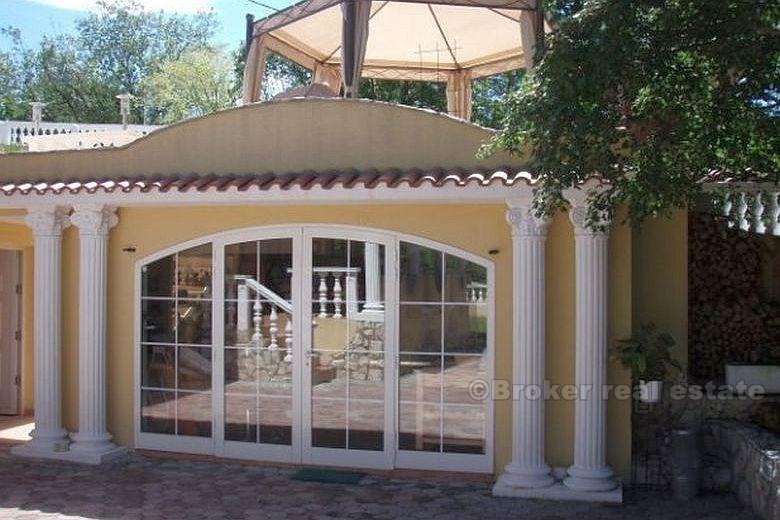 Schöne Villa, im römischen Stil gebaut