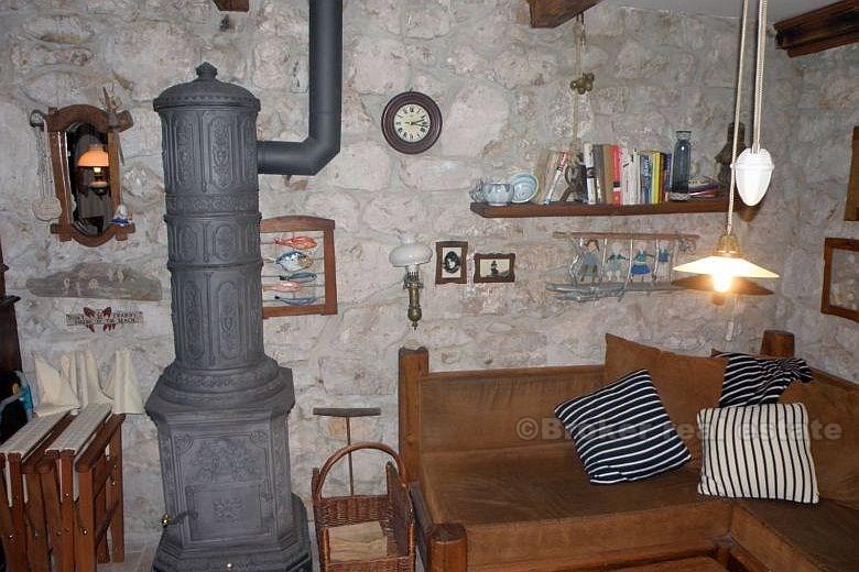 Maison en pierre dans le vieux centre de la ville, à vendre