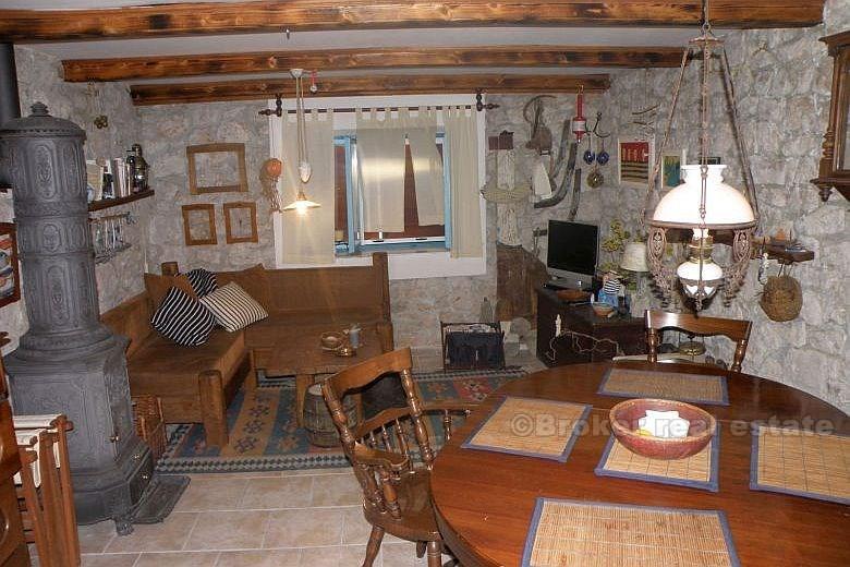Maison en pierre dans le vieux centre de la ville, à vendre