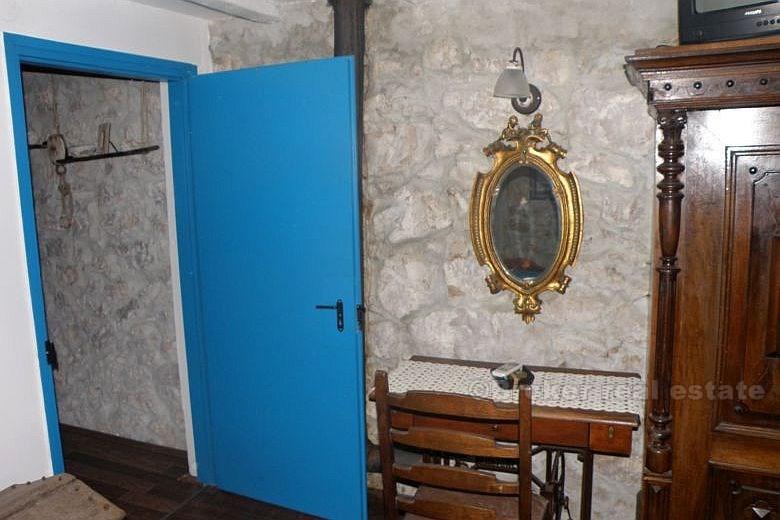 Maison en pierre dans le vieux centre de la ville, à vendre