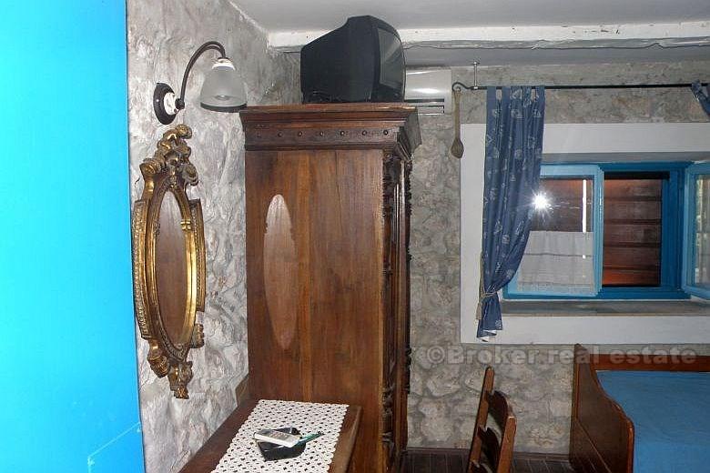 Maison en pierre dans le vieux centre de la ville, à vendre