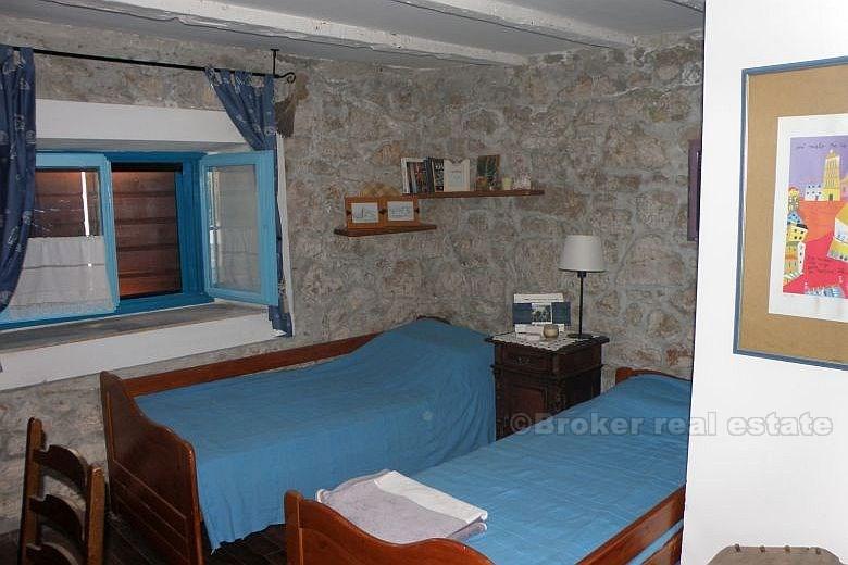 Maison en pierre dans le vieux centre de la ville, à vendre