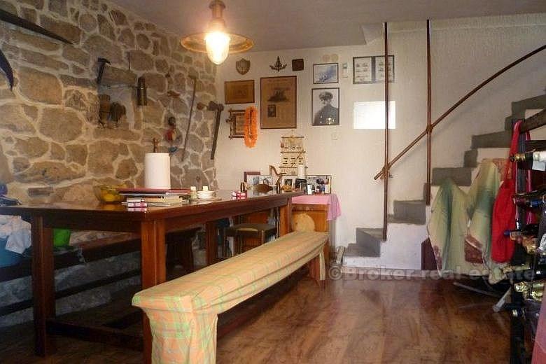 Maison en pierre dans un emplacement attractif