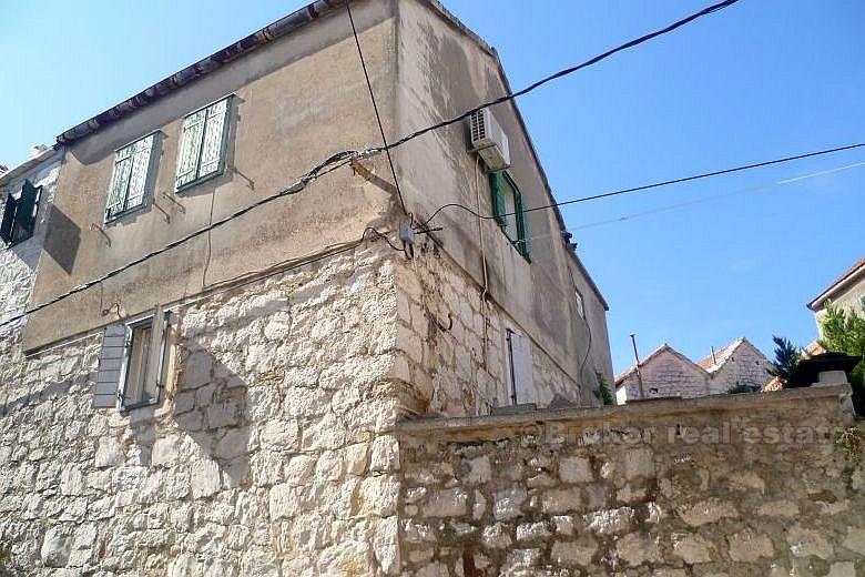 Maison en pierre dans un emplacement attractif