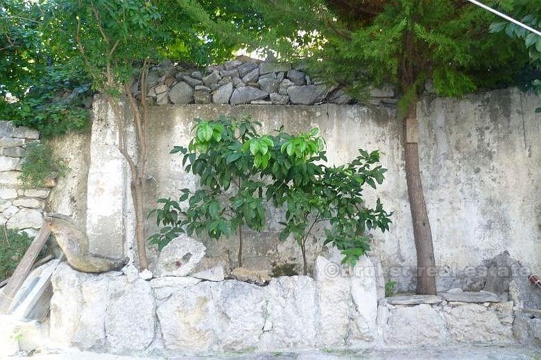 Stone house in attractive location