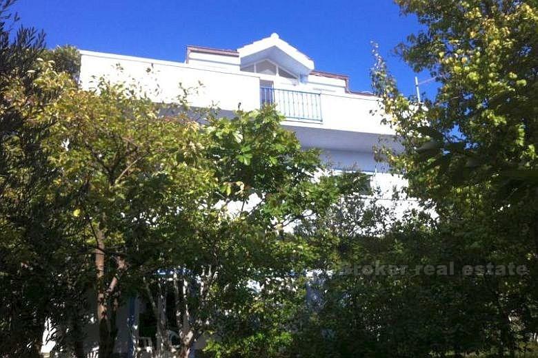 Modernt hus på två våningar, för uthyrning