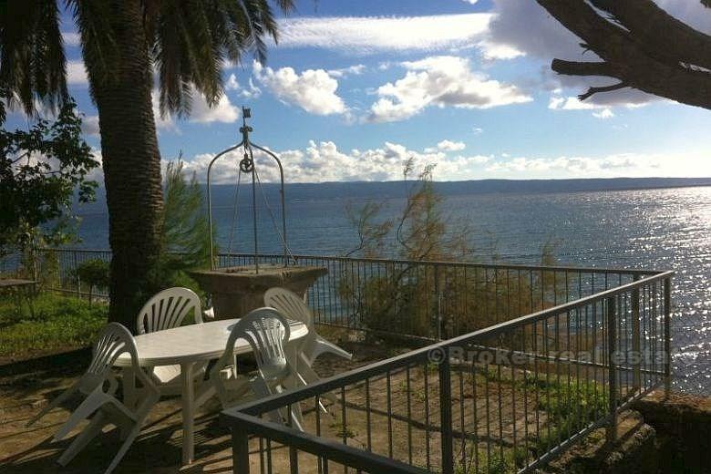 Moderne hus i to etasjer, til leie