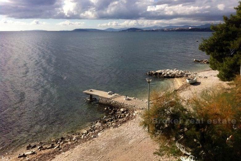 Moderne hus i to etasjer, til leie