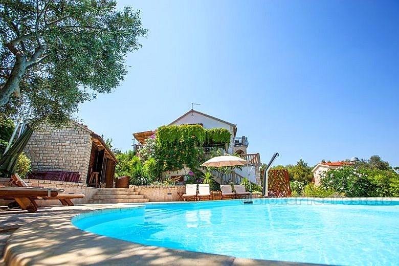 Kuća / Vila okružena mediteranskim vrtom, za najam
