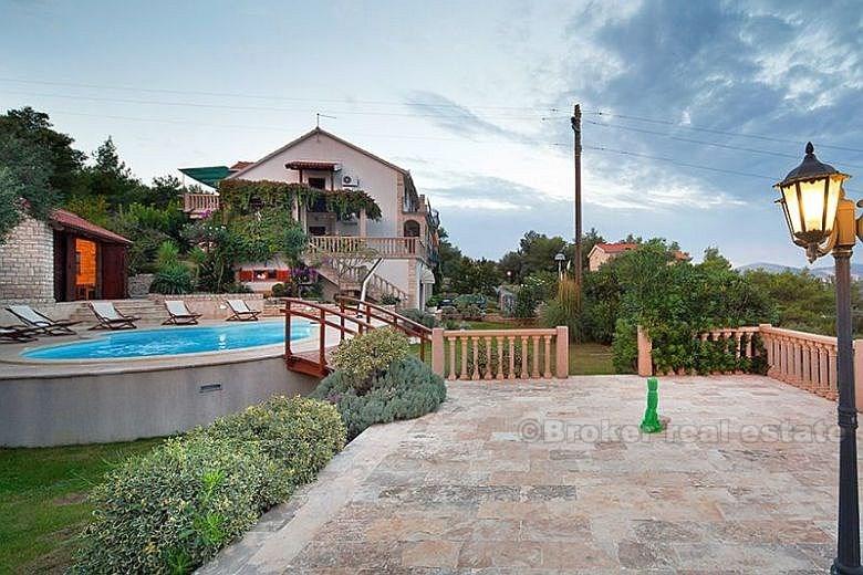 Haus / Villa umgeben von mediterranem Garten, zu vermieten