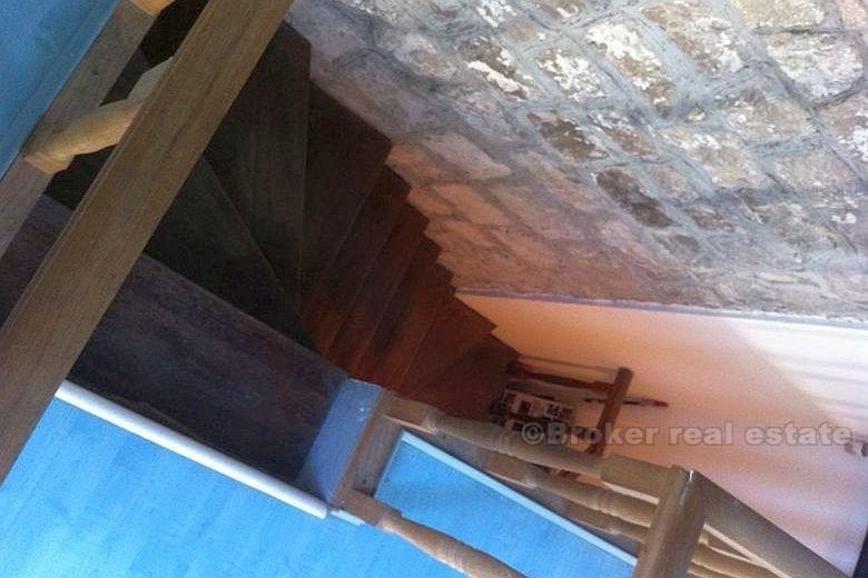 appartamento su due piani in una casa di pietra