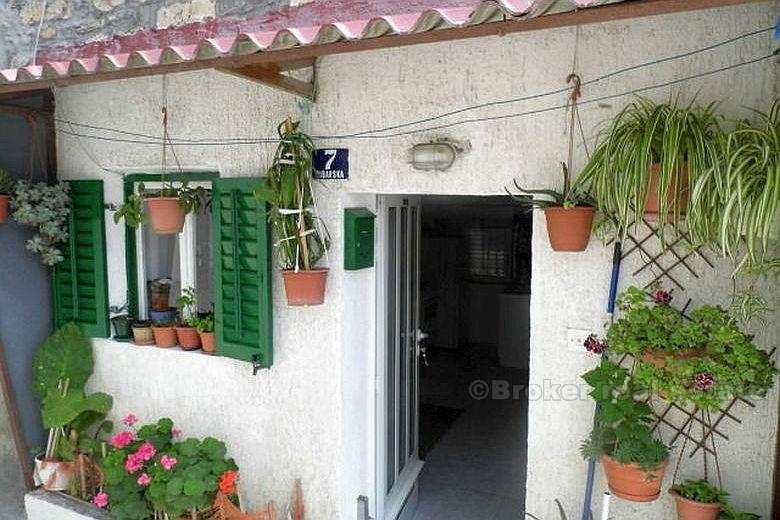 Stara kamena kuća na rivi