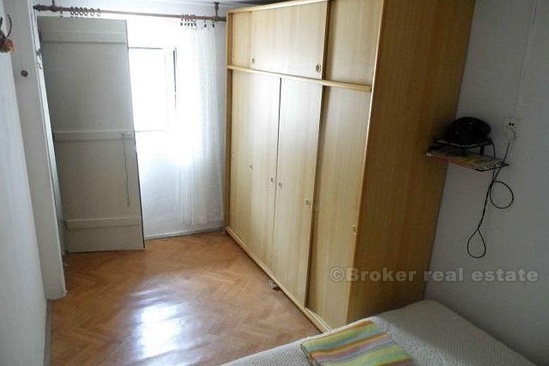 Старый каменный дом на набережной