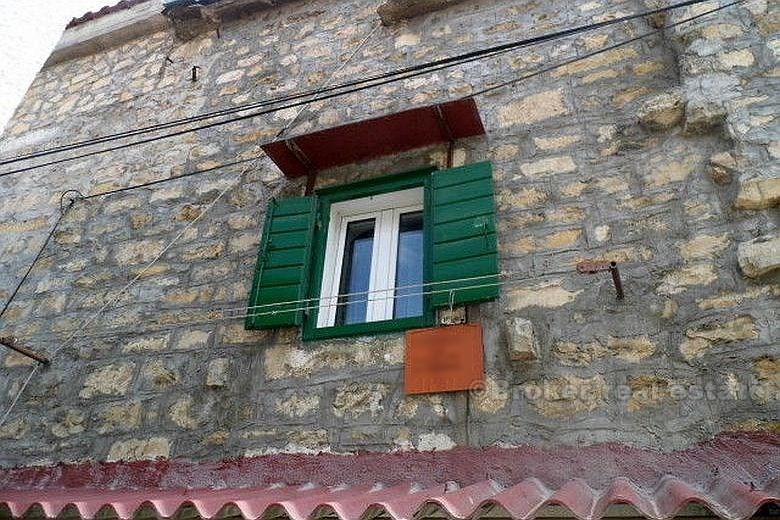 Altes Steinhaus am Wasser