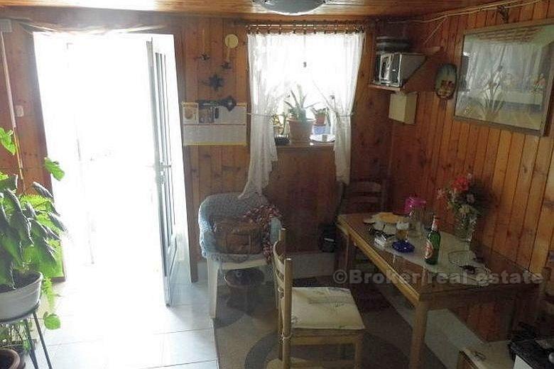 Stara kamena kuća na rivi