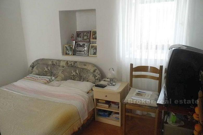 Stara kamena kuća na rivi