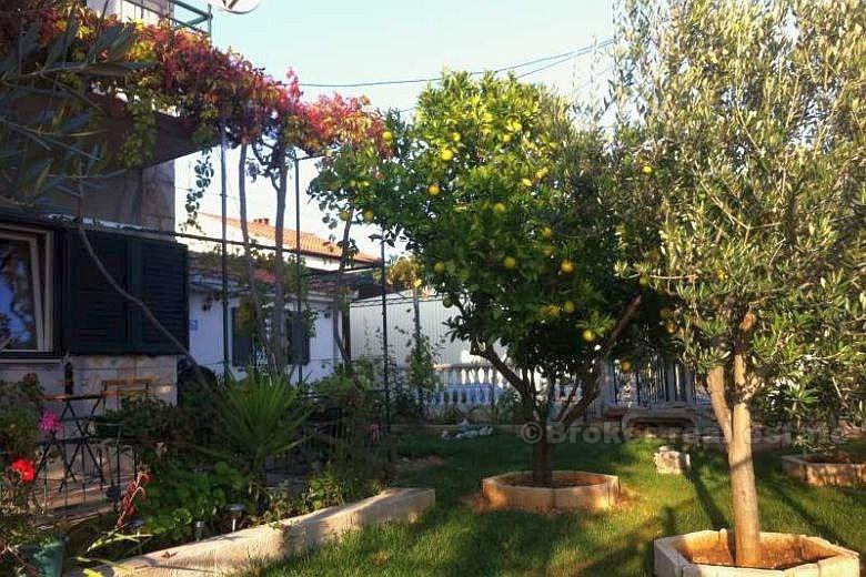 Stenhus i to etasjer