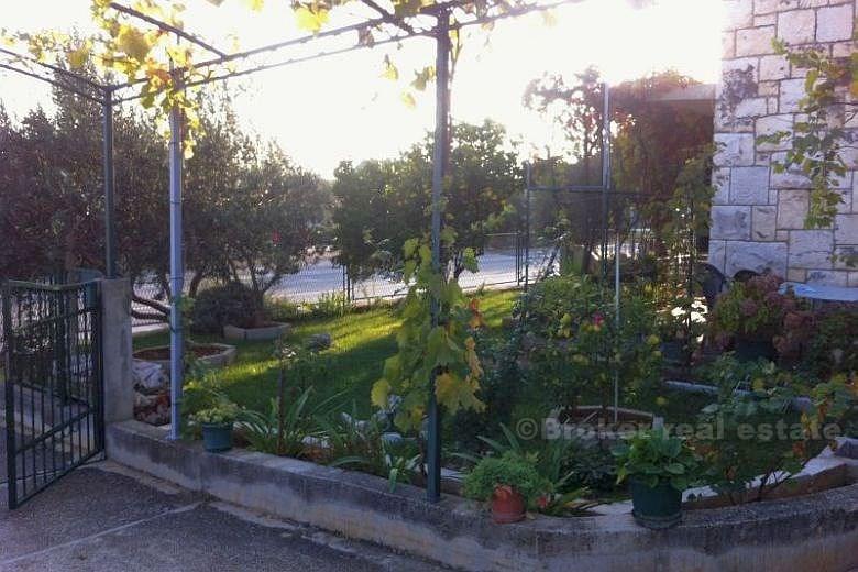 Casa in pietra su due piani