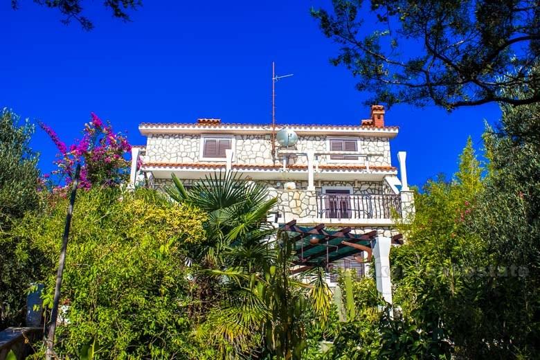 Bella villa in pietra, in vendita