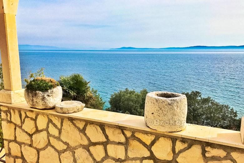 Bella villa in pietra, in vendita