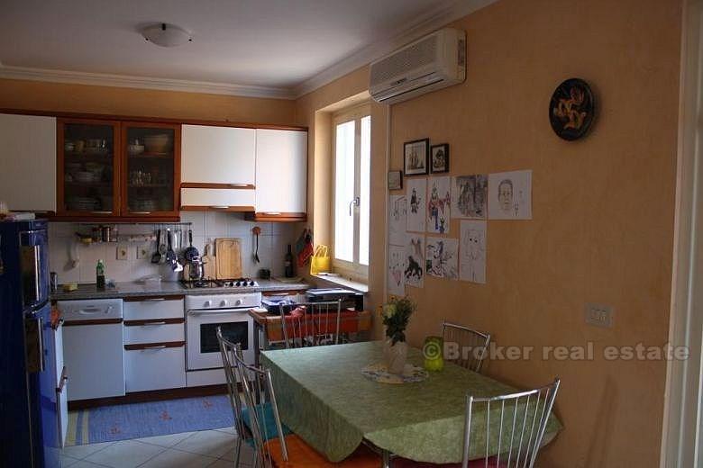 Belle station balnéaire près de la mer