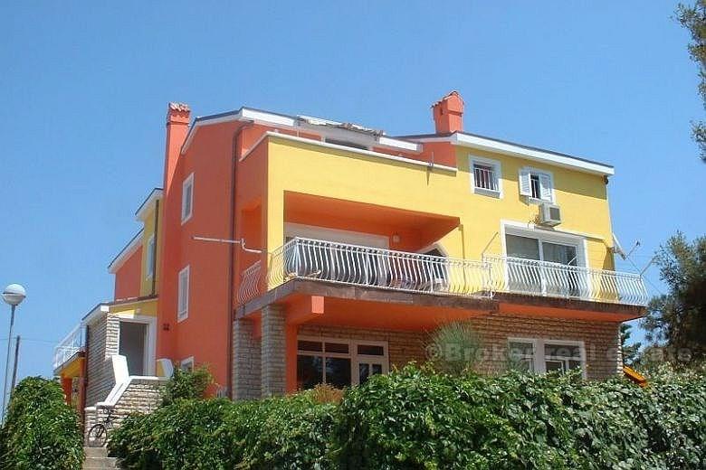 Bella casa con 10 appartamenti, in vendita