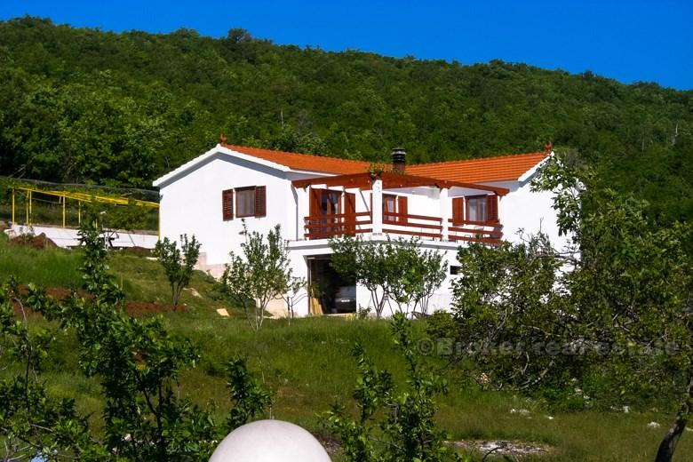 La casa, su due piani e un balcone