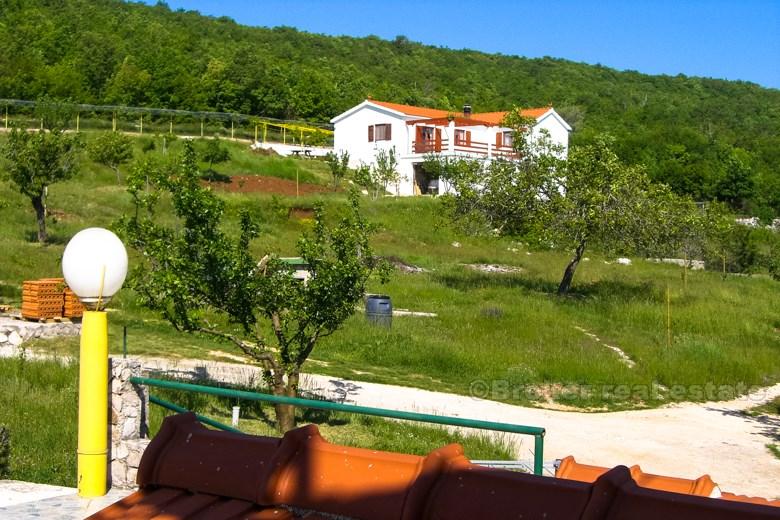 La casa, su due piani e un balcone