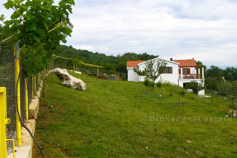 La casa, su due piani e un balcone