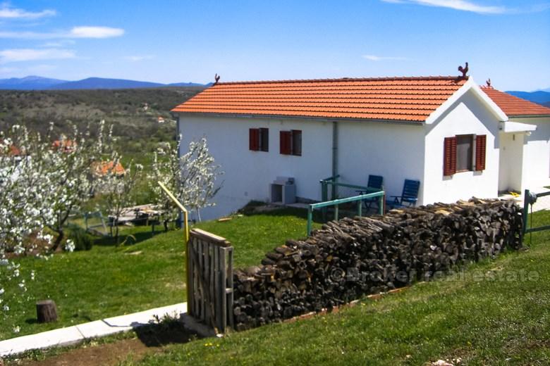La casa, su due piani e un balcone